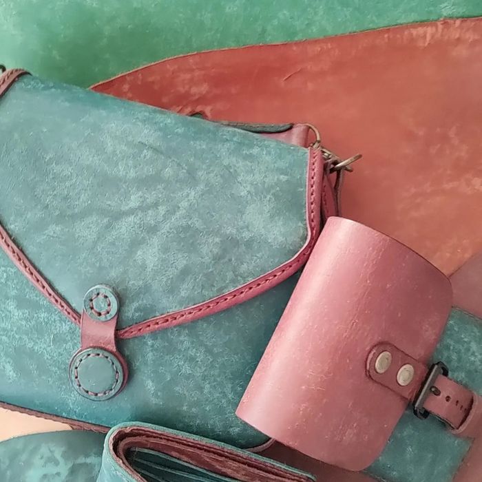 Ръчно изработени чанти и аксесоари от дъбена висококачествена кожа.