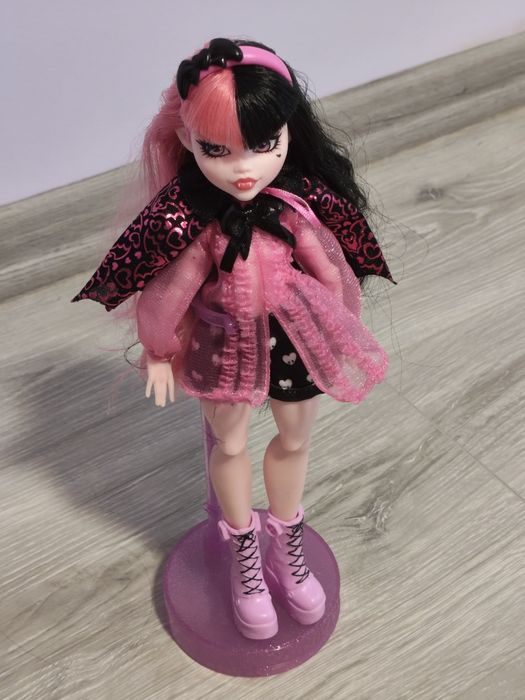 Păpuși Rainbow High și Monster High