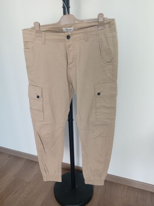Vând pantaloni cargo pt bărbați
