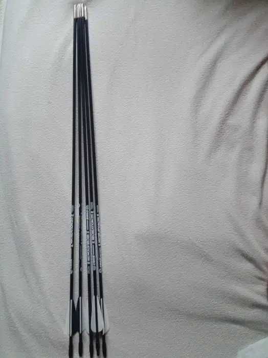 Săgeți din fibra sticla de 81cm cu varf,3pene,nock,diametru de 7mm,noi