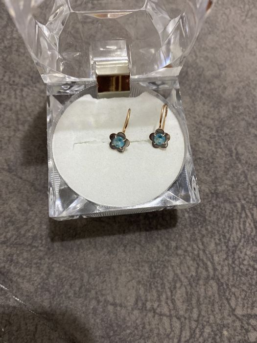 Золотые серьги.