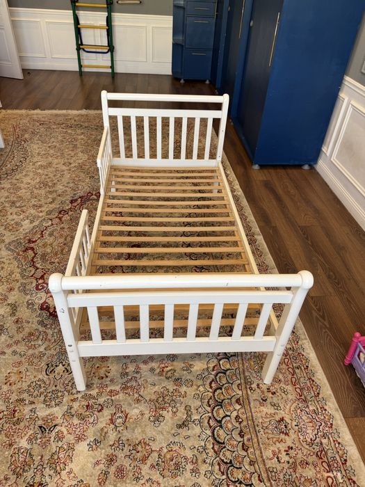 Продам детскую кровать. Массив береза.