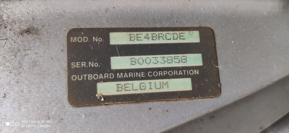 Надуваема лодка с твърдо дъно