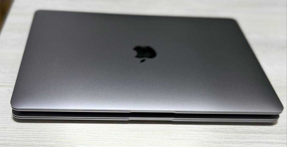 MacBook Air space grey 13.3 Inch 2K Retina Chip M1 CPU 8 8GB/128GB 96%