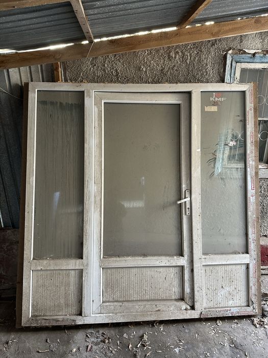 Пластиковая дверь