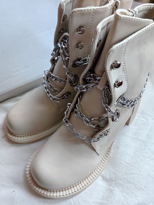 Pantofi cu platformă și ghete crem