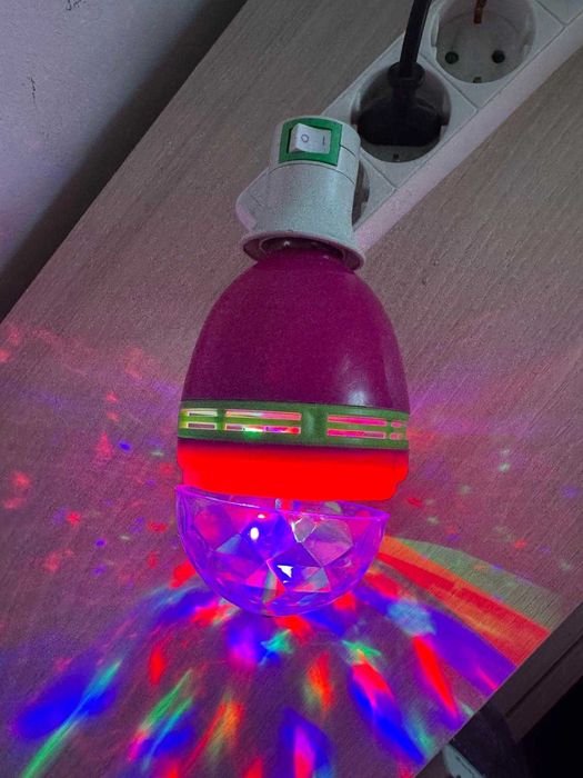 Bec LED Rotativ RGB E27 — Efect Disco, Funcțional, cu Cutie