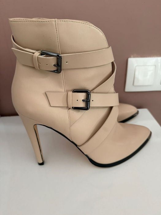 Боти на ток бежови