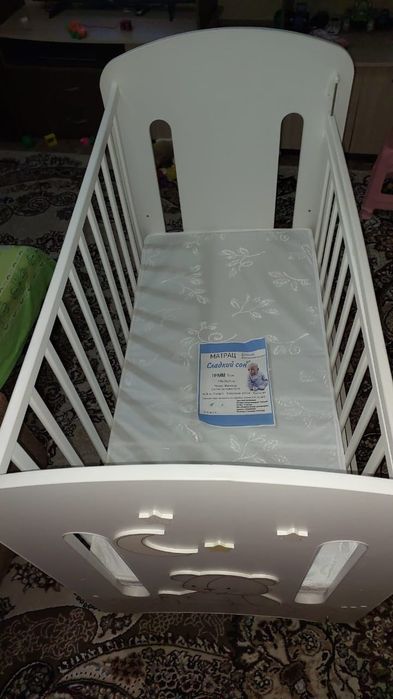 Детская кроватка с матрасом