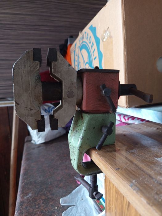 Продам тиски настольные