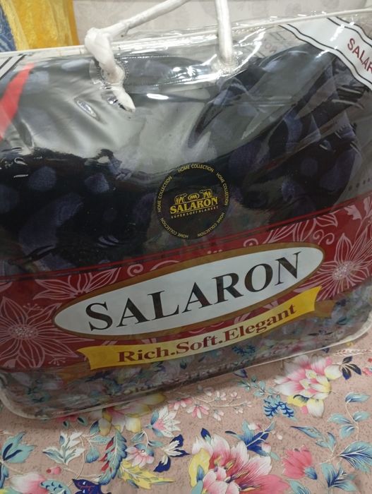 Адёл продаётся двух сторон