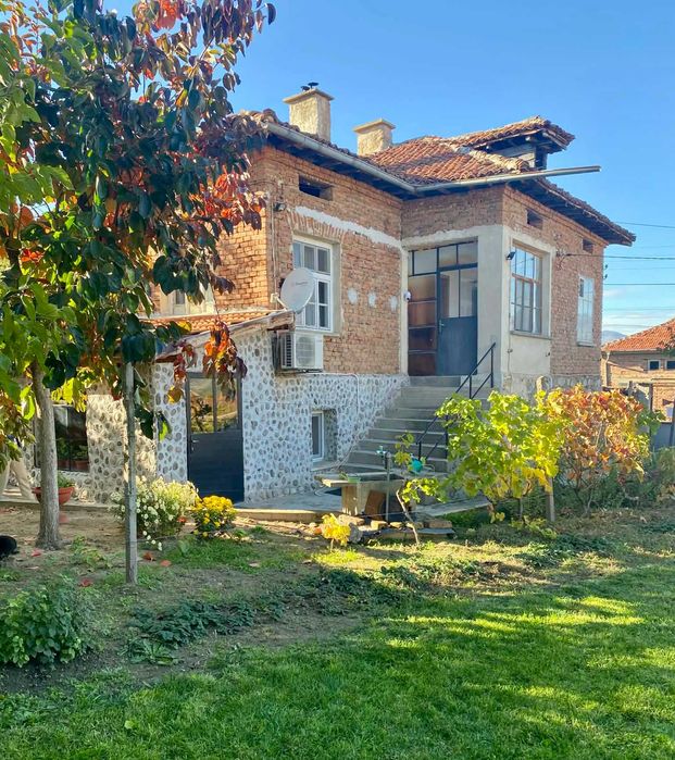 Продавам къща с двор в село Каравелово