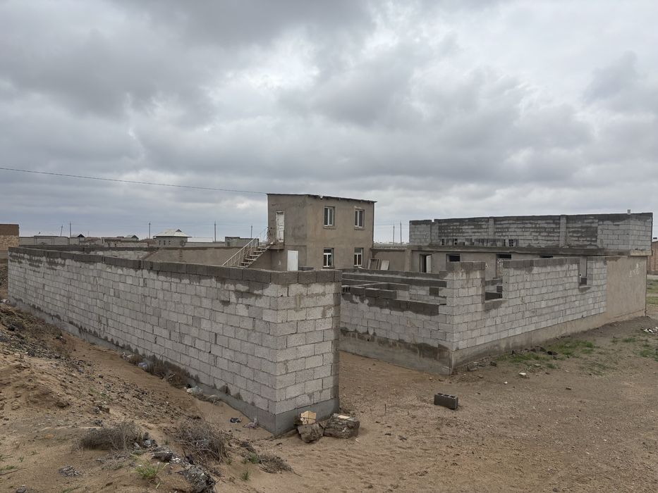 Центр камазда  4 соток 2 хона 2 этаж килинган  келиштириб бервораман