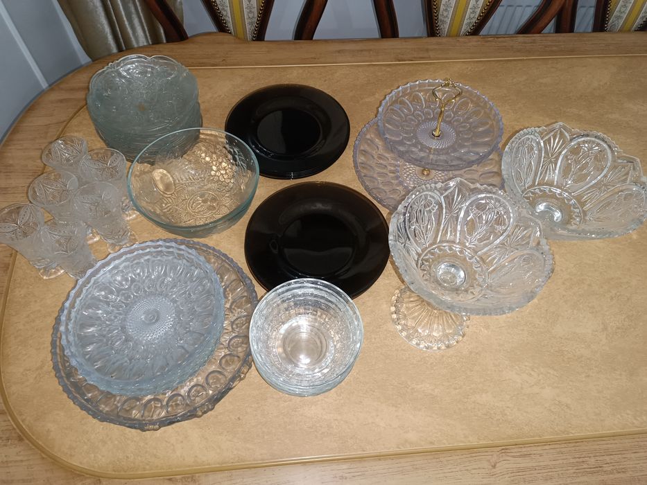 Продам тарелки, вазы, этажерки