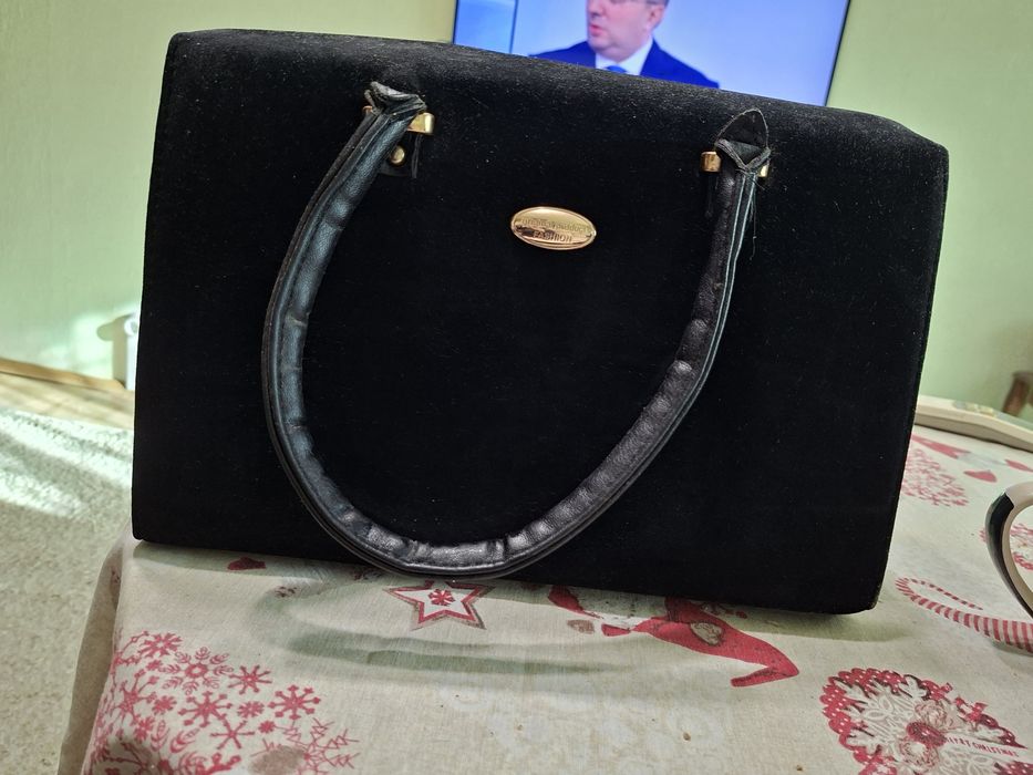 Черна красива чанта, тип куфарче