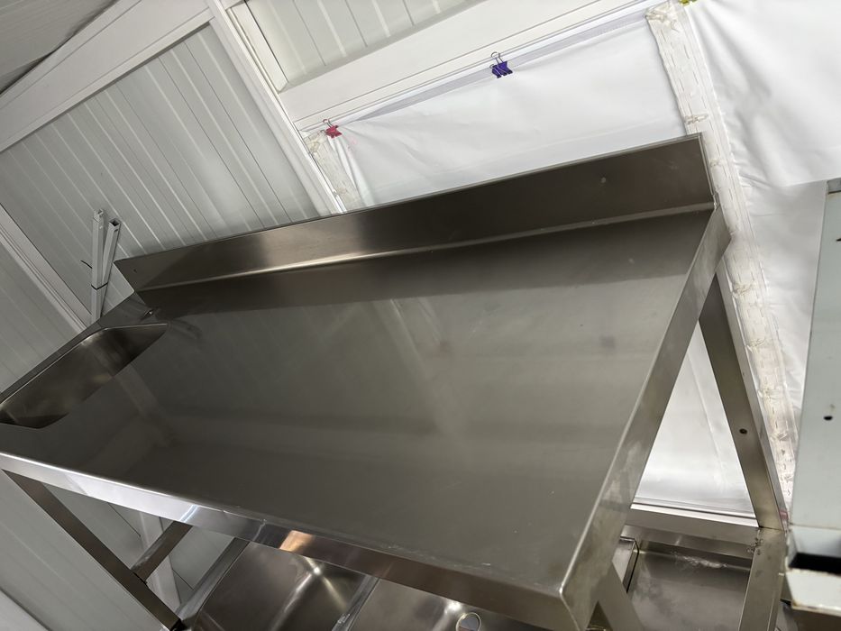 Doua mese inox , stare buna