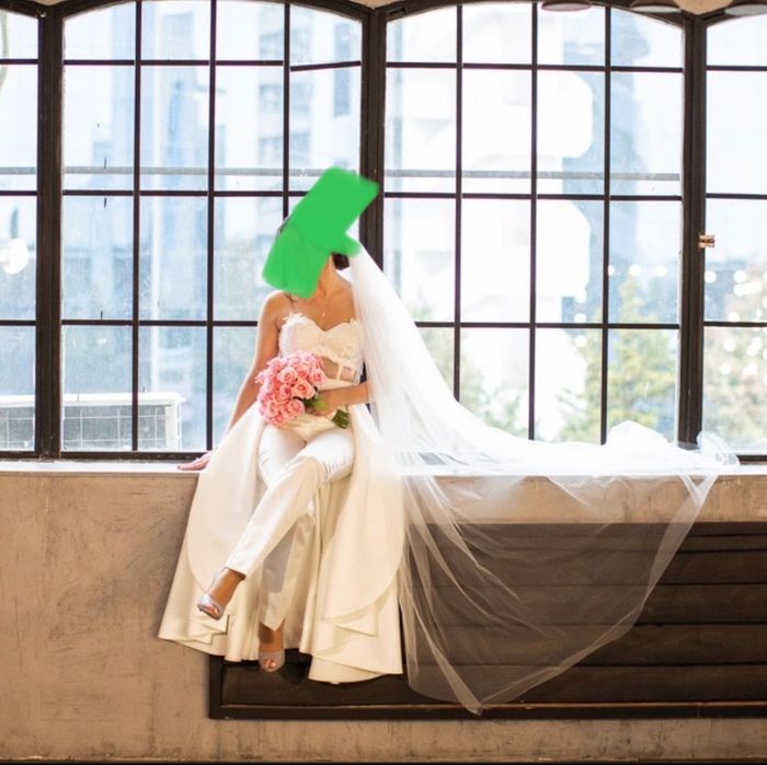 Свадебный костюм со шлейфом