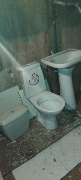 Унитаз строй.вар, раквина пьедесталом аяғымен.