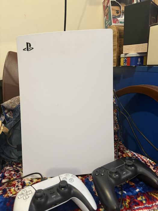 Vand PS5 disk stare perfecta si 2 controllere originale