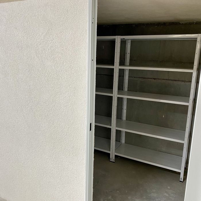 Se vinde loc de parcare subteran cu boxa de depozitare  (Tractorul)