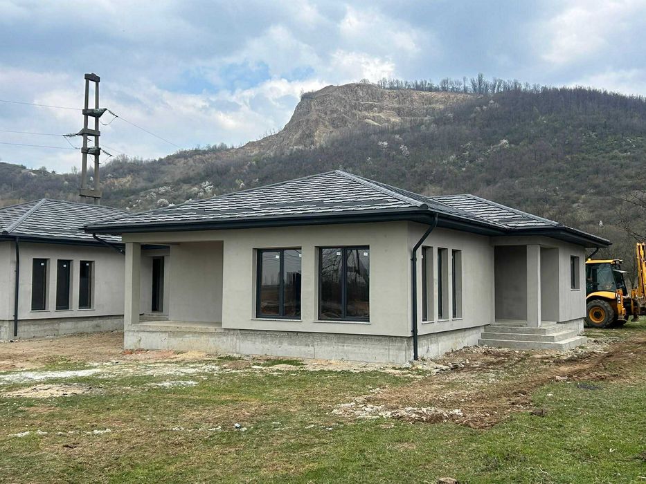 Vand casa semifinisata SEINI