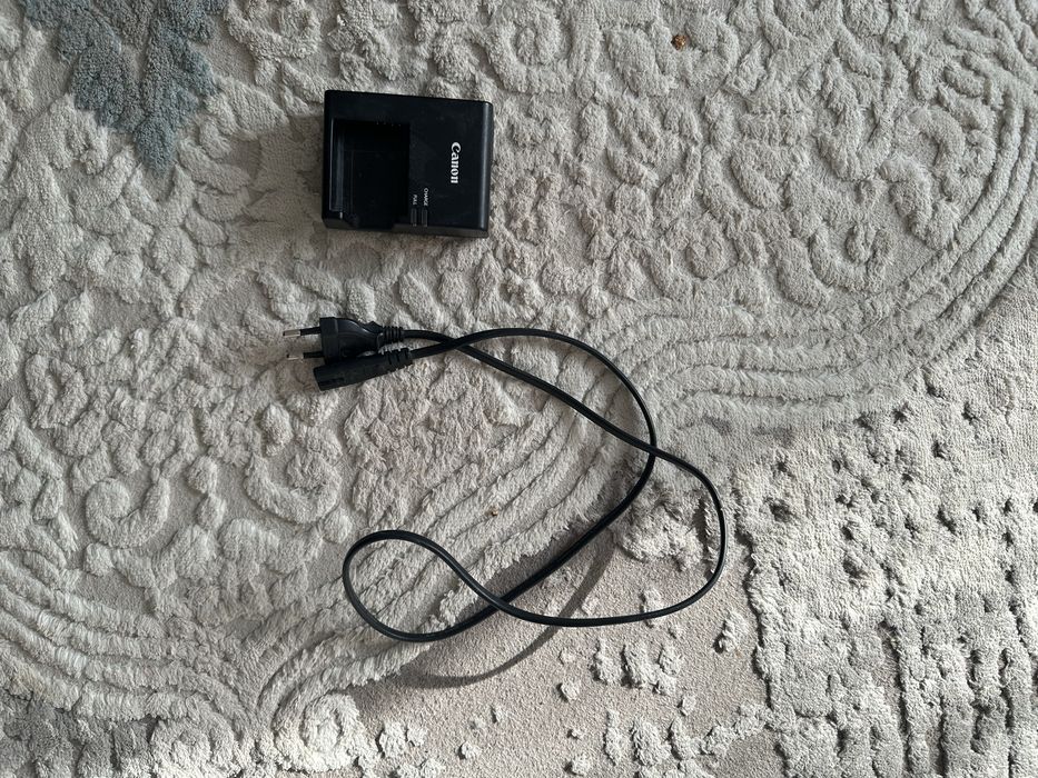 продам фотоаппарат canon EOS 1200D