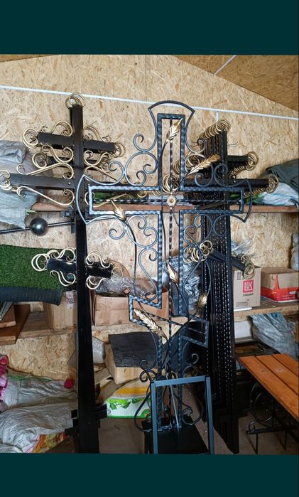 Ритуальные венки, оградки, кресты.