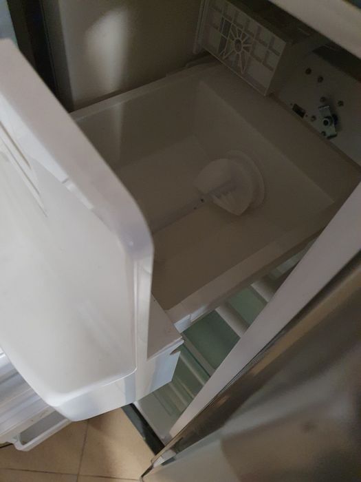 Продавам хладилник Hotpoint