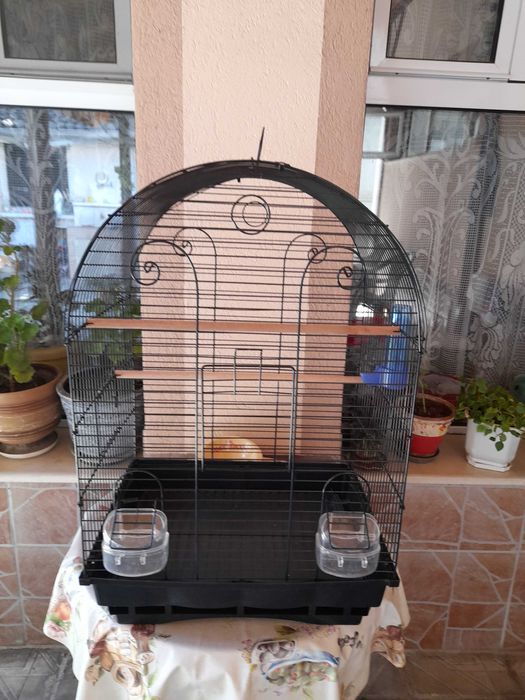 Клетки за папагали и разплодни воалиери за канарчета.