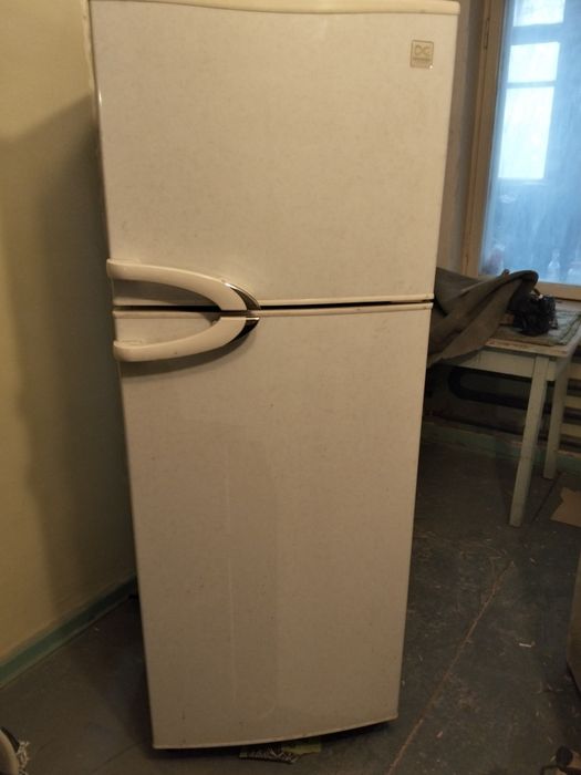 Продаю холодильник двух камерный в отличном состоянии