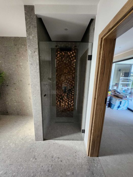 Sticlă securizată, cabine de duș, balustrade din sticlă pentru terase și scări, oglinzi, terenuri sport ( padel ,padbol ) - producție și instalare