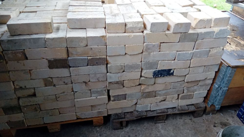 Продавам огнеупорни тухли.
