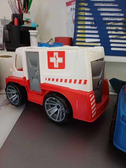 Masinute rezistente ambulanta si camion