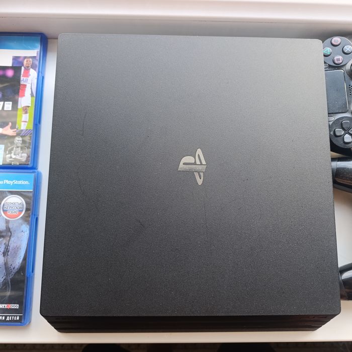 Продам PS4 PRO 1TB.