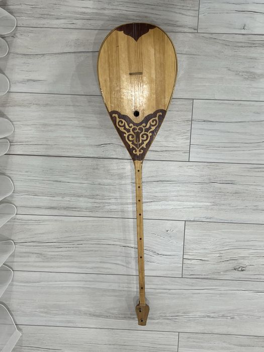 Домбыра срочно сатылады