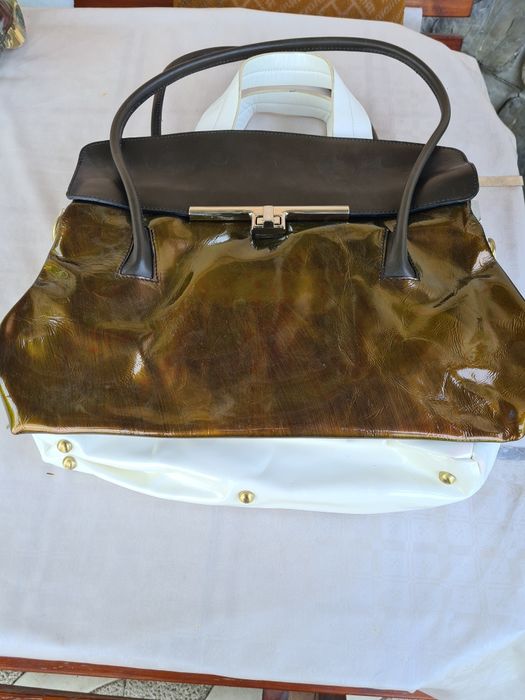 Geanta noua piele lacuita plus cadou geanta alba