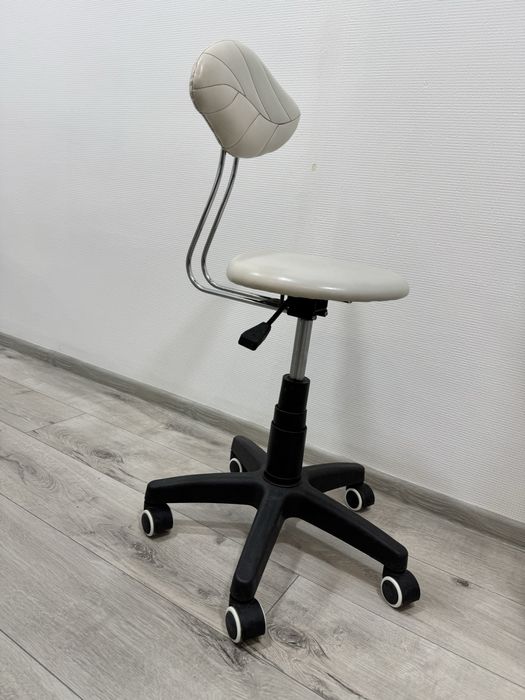 Стул для мастера маникюра, косиетолога, массажиста.