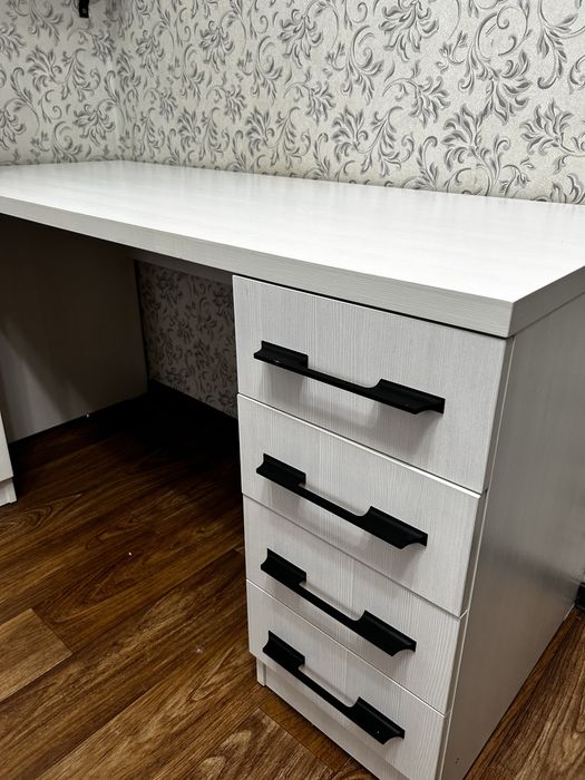 Стол компьютерный или писменный