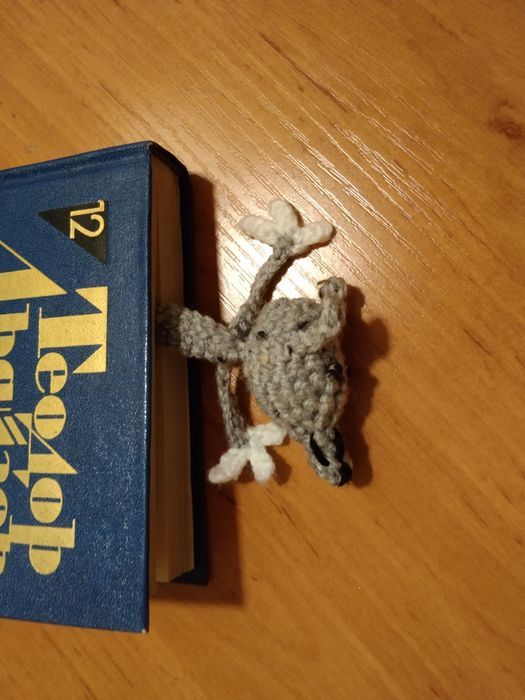 Вязаные закладки- игрушки для книг и учебников