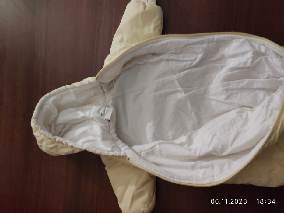 Продаются детские комбинезоны.