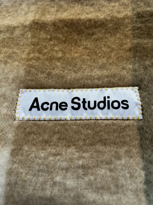 Шалове Acne Studios