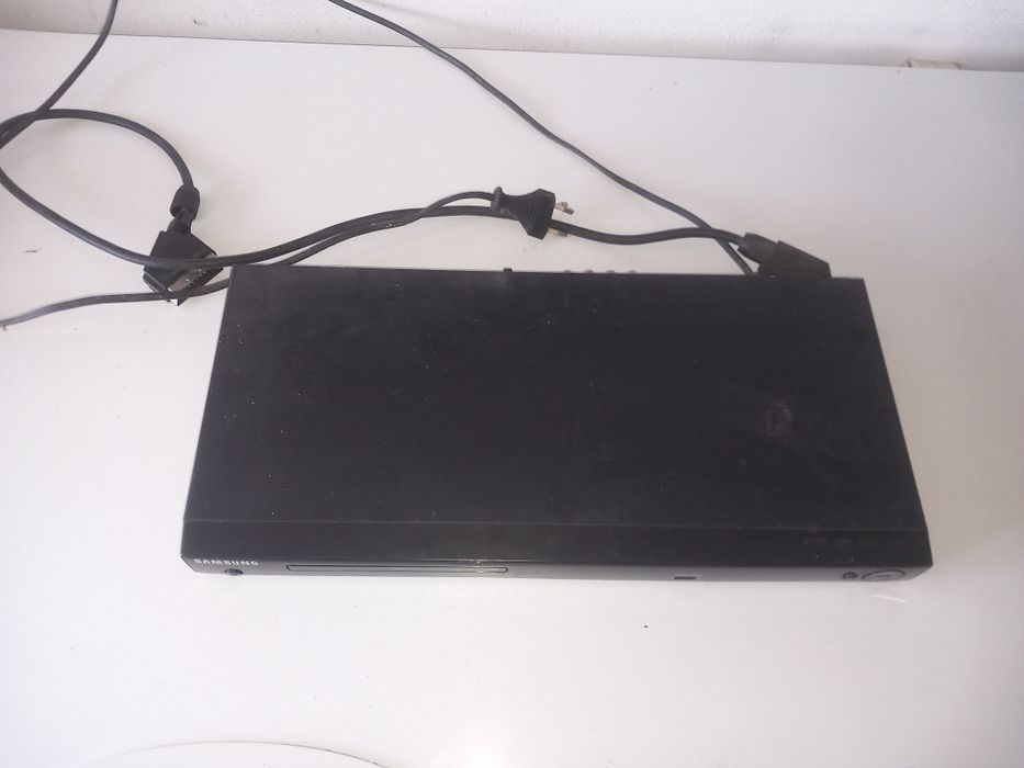 Vând dvd Samsung .