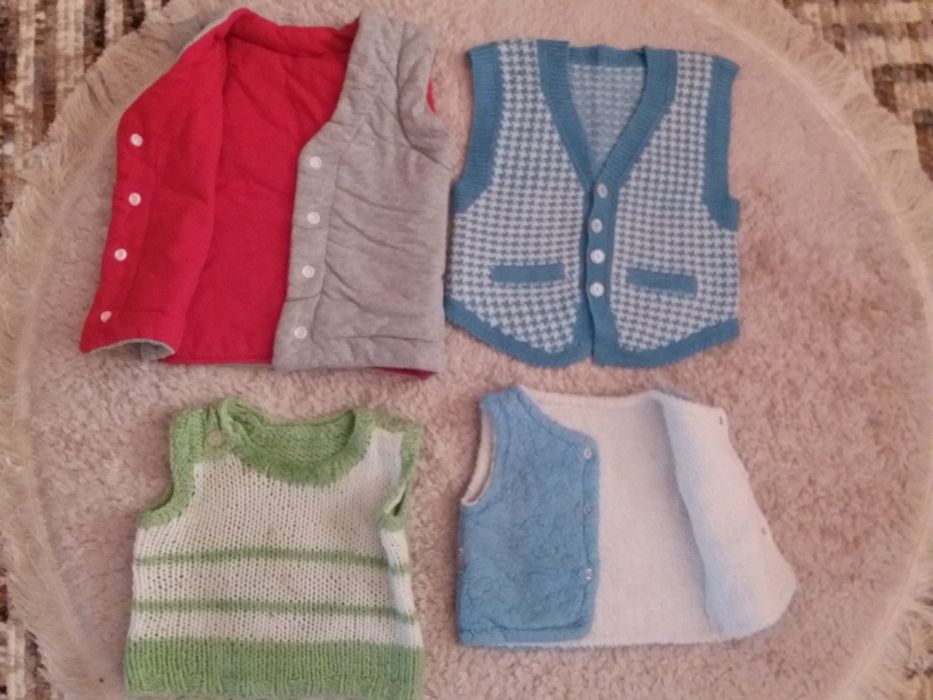 Срочно безрукавки на мальчика и на девочку от 0-4 лет.