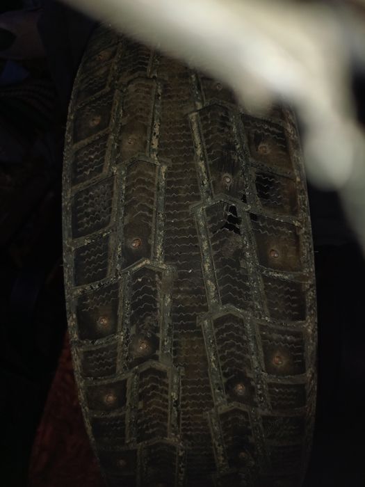 Продам комплект зимних покрышек.