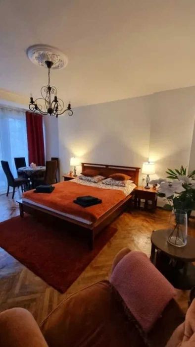 Închiriez pe termen lung apartament tip studio, central, zona Sanitas — fotografia 1