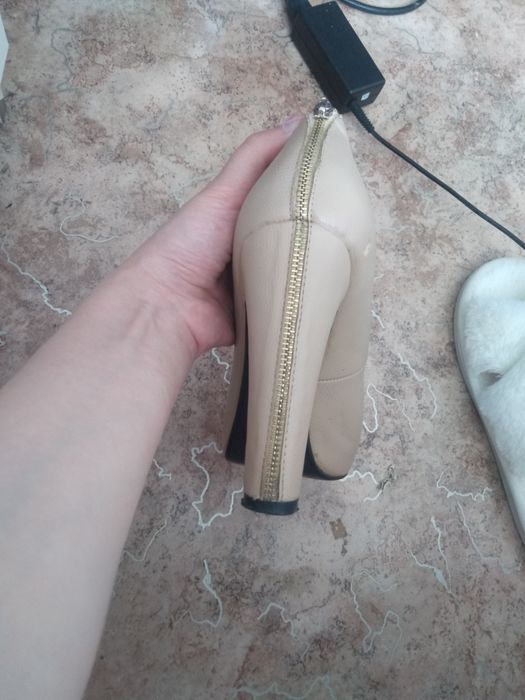 продам бежевые туфли