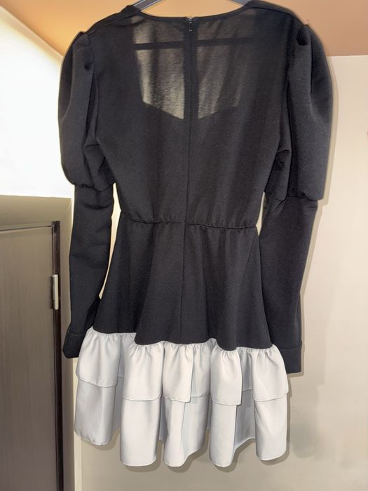 Къса рокля с буфан ръкави