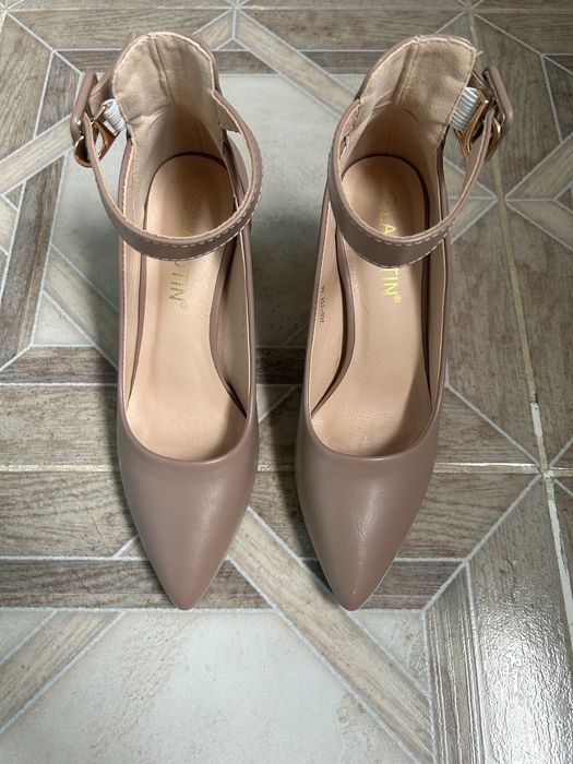 Продаются бежевые кожаные туфли