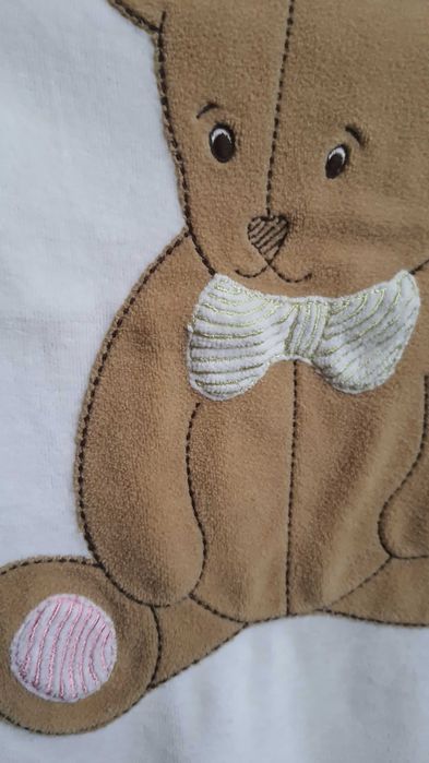 Patura pentru bebe (pufoasa, alba, cu broderie ursulet)