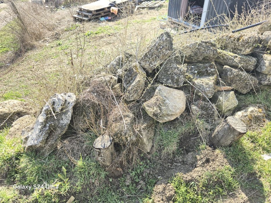 Камък от саборена къща